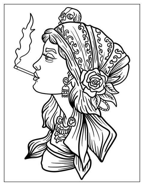 En hippietjej röker en cigarett.