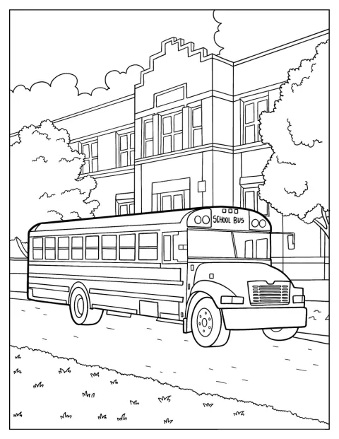 Klasický školní autobus stojí před budovou.