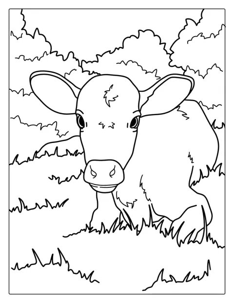 Una cría de vaca descansa entre la hierba.