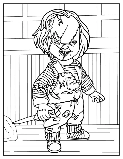 Chucky stoi z niepokojącym uśmiechem i groźnym spojrzeniem.