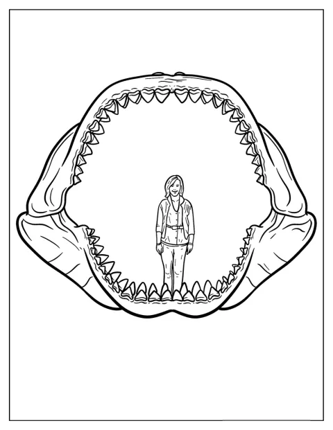 En kvinne står inne i gapet til et megalodonskjelett.