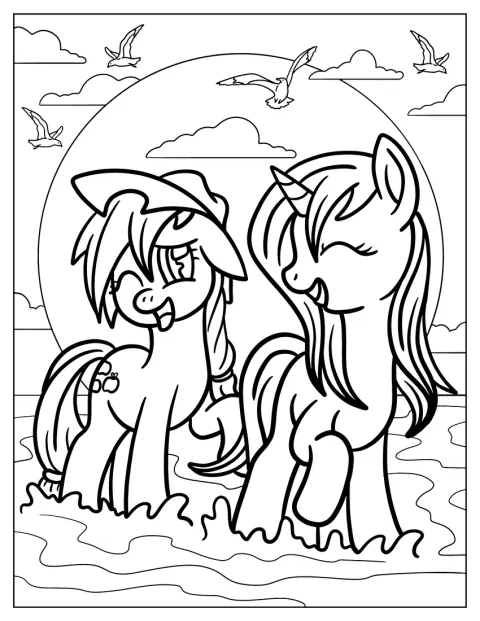 Rarity et Applejack s’amusent ensemble dans l’eau.