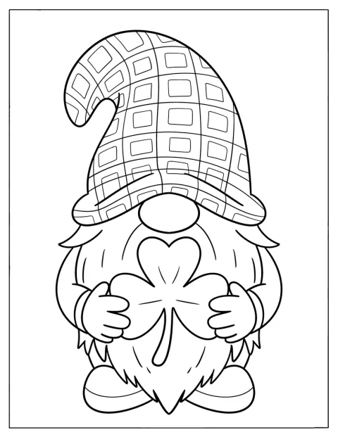 Uno gnomo stringe un grande trifoglio tra le braccia.