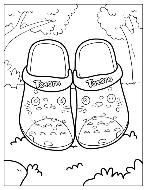 Totoro siert een paar Crocs met zijn herkenbare afbeelding.