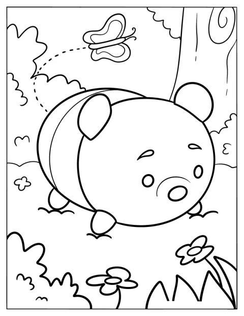Pu der Bär sitzt als Tsum Tsum im Gras.