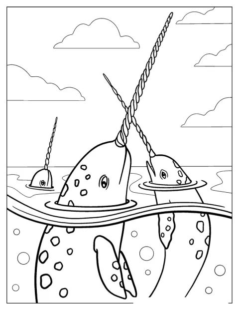 Tre narvali realistici affiorano insieme dalla superficie del mare.