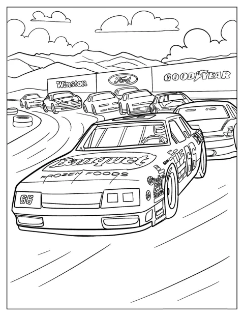 Mașinile NASCAR Cup Series concurează pe un circuit de curse.