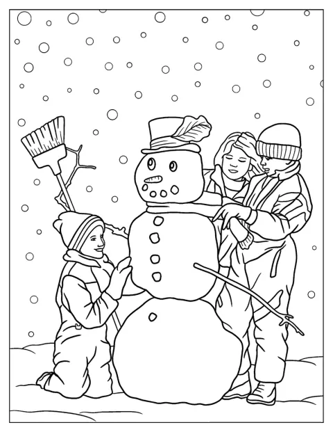 Zwei Kinder setzen ihrem Schneemann im Schnee eine Nase und einen Hut auf.