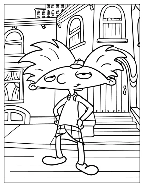 Arnold sorride con aria furba, con un’espressione divertita.