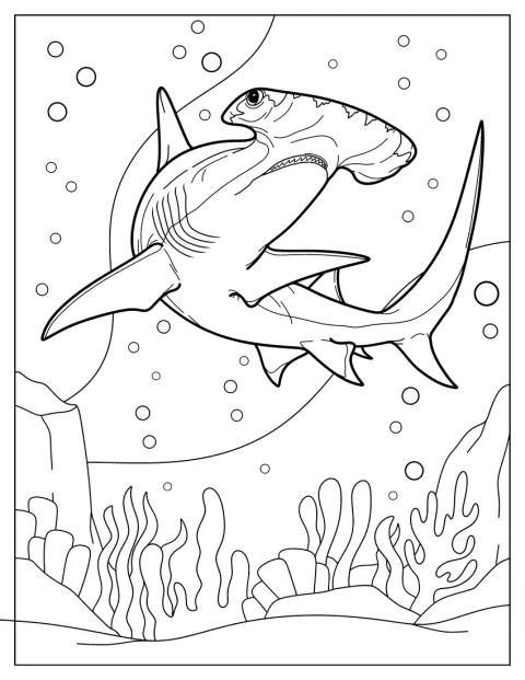 Uno squalo martello dall'aria arrabbiata nuota nelle profondità del mare.