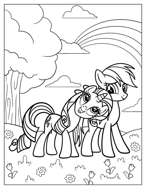Rainbow Dash e Rarity sono in piedi in un campo fiorito.