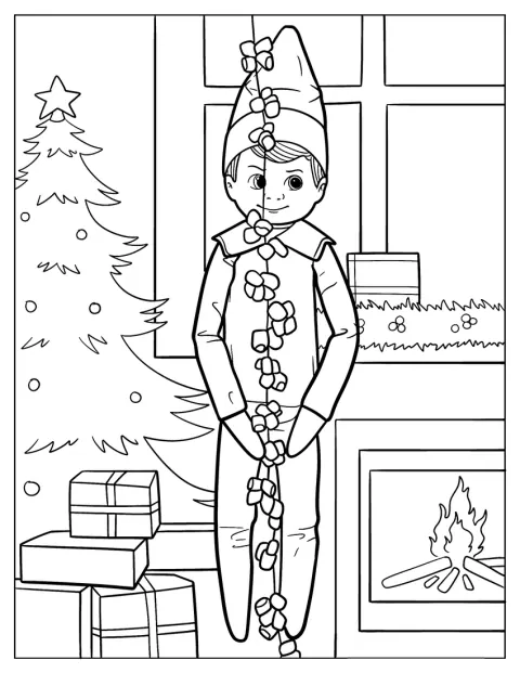 Elf on the Shelf står vid en julgran och en öppen spis, omgiven av ljusslingor.