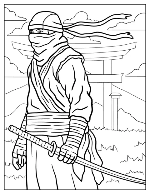 Un ninja posa delante de una puerta torii japonesa.