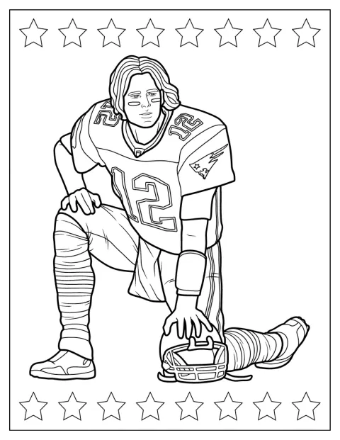 Tom Brady está ajoelhado, com o capacete pousado no chão, num campo.