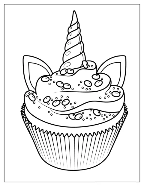 Un cupcake décoré sur le thème des licornes présente une corne et des oreilles.