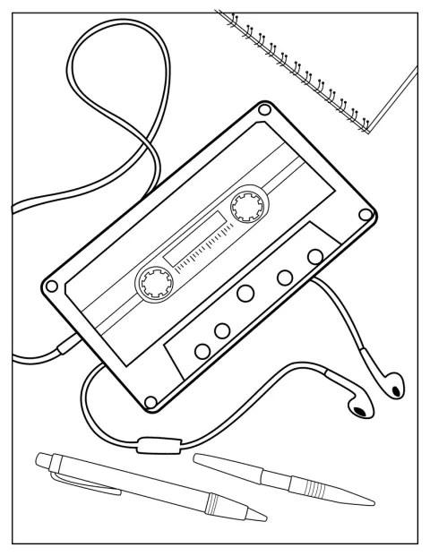 O casetă audio, o pereche de căști și câteva pixuri stau alături.