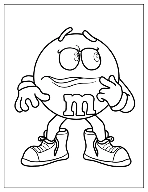 A personagem M&M’s laranja está de pé, com os braços ao lado do corpo.