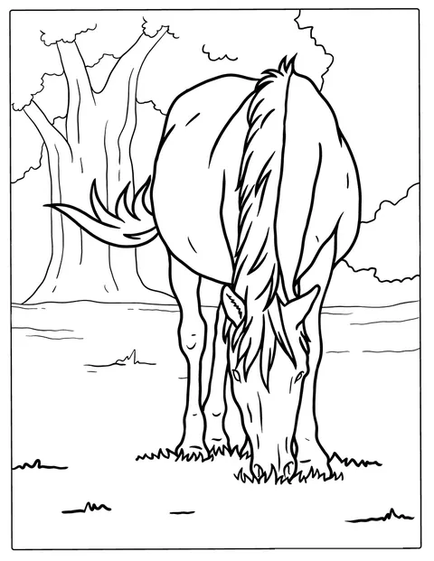 Un caballo come hierba tranquilamente dentro de un cercado.