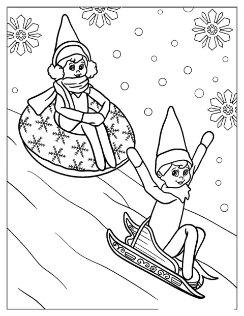 Elf on the Shelf leker i snön under julen.