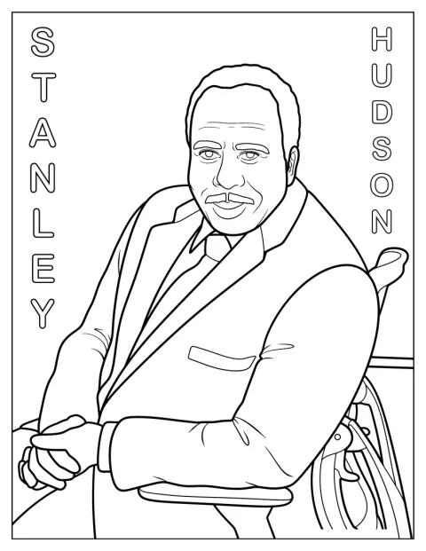 Stanley Hudson smiler, mens han sidder i sin kontorstol.