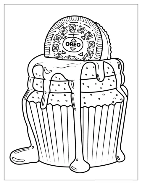 Suklaa valuu Oreo-keksillä koristellun kuppikakun päältä.