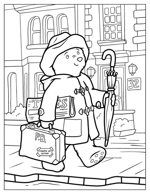 Paddington kävelee jalkakäytävällä kantaen matkalaukkua, sateenvarjoa ja sanomalehtiä.