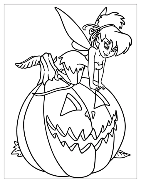 Clochette s’assoit sur une citrouille-lanterne pour Halloween.